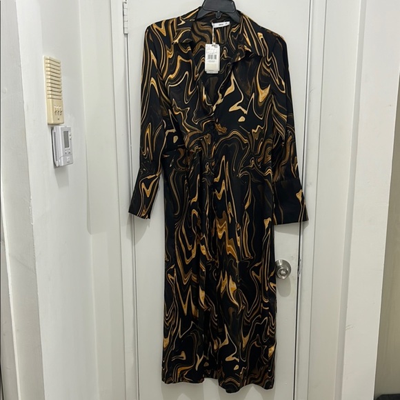 Mango Dresses & Skirts - Mango Black and Gold Swirl Dress